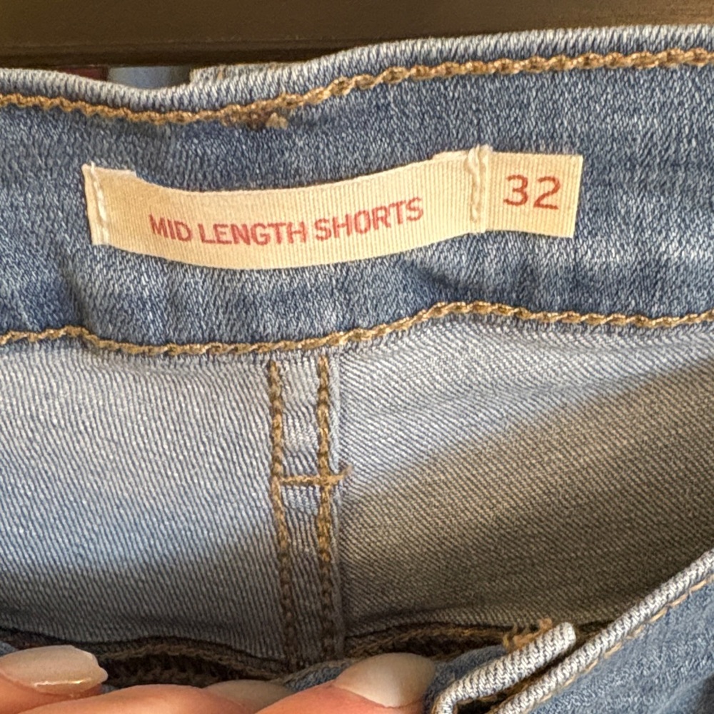 Levi's Light Wash Rolled-Hem Denim Shorts - Picture 4 of 4